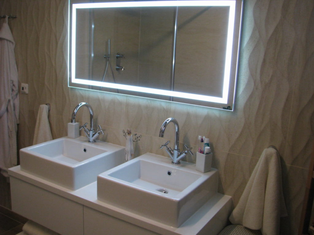 Koupelna s volně stojící vanou – dvě umyvadla a zrcadlo