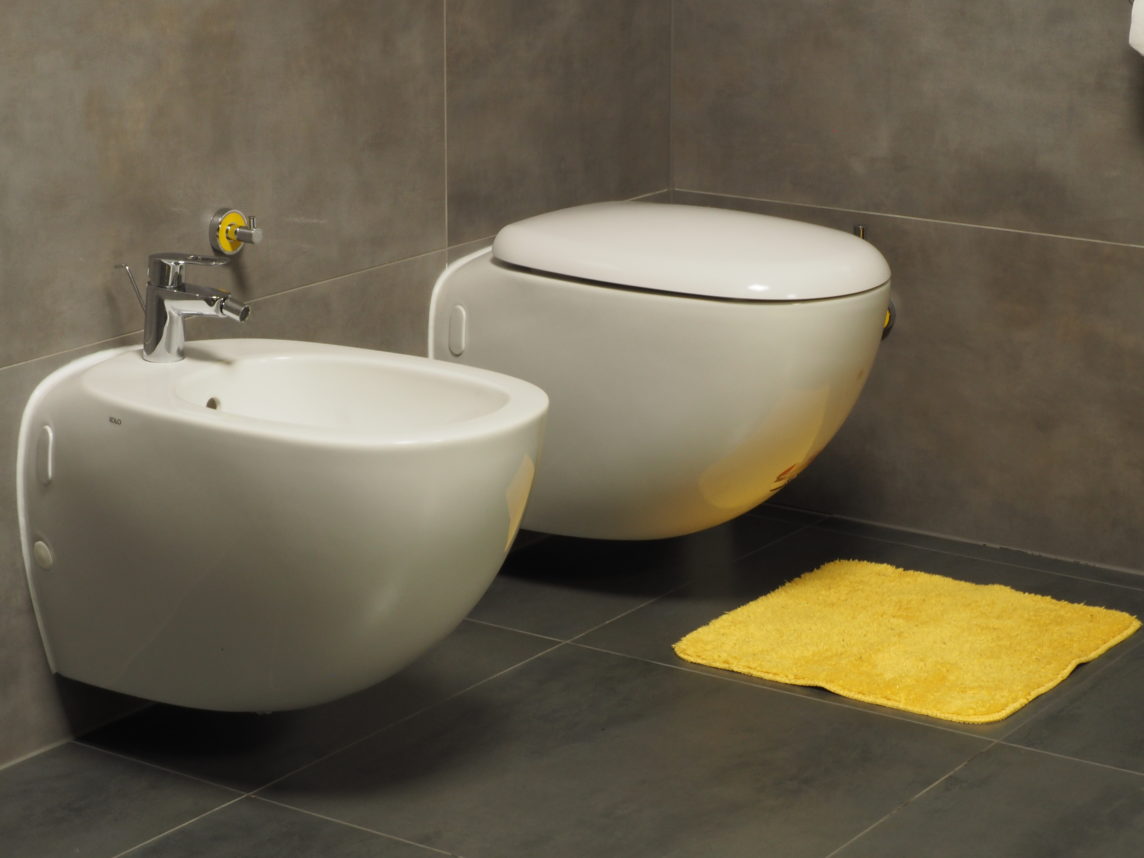 Moderní šedo-žlutá koupelna – wc se sedátkem