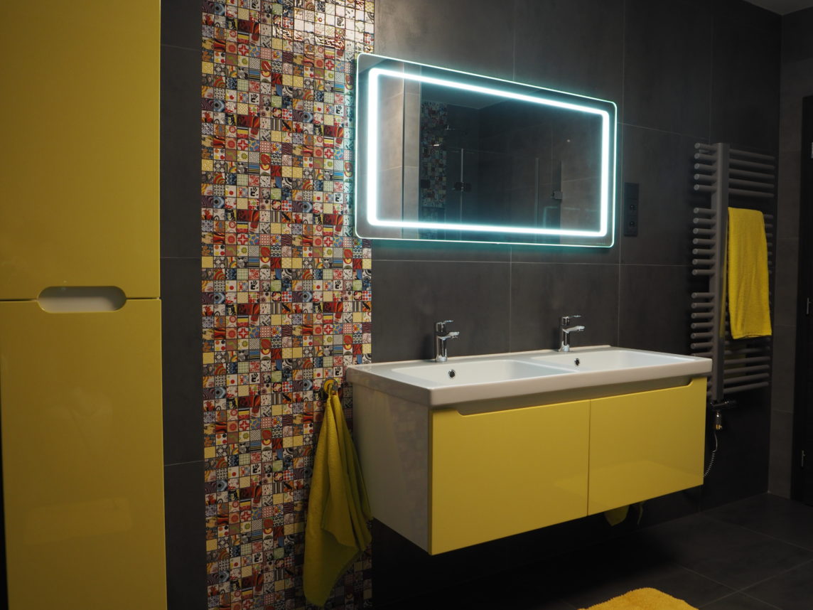 Moderní šedo-žlutá koupelna - dvě umyvadla a zrcadlo