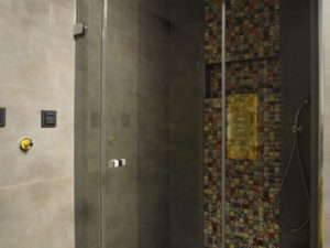 Modernes Grau-Gelbes Badezimmer | Šujan Most