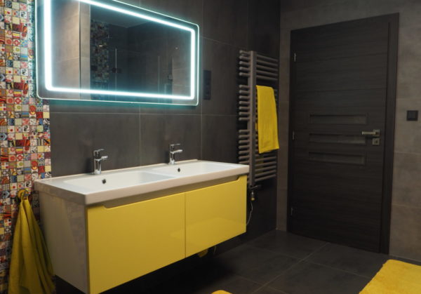 Moderní šedo-žlutá koupelna