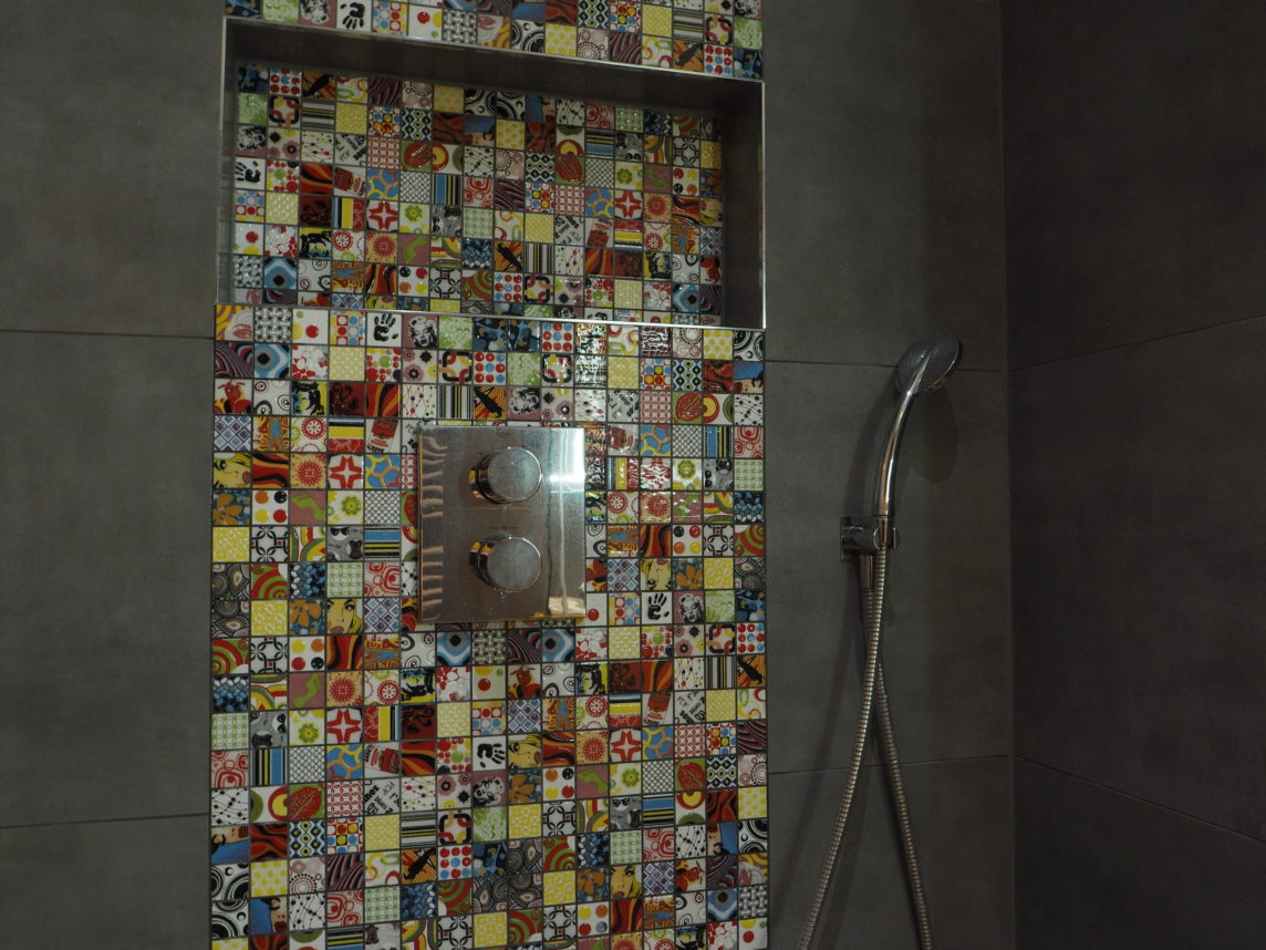 Moderní šedo-žlutá koupelna - sprchový kout s originálním obkladem