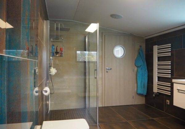 Realizace moderní koupelny v paneláku v Mostě – sprchový kout