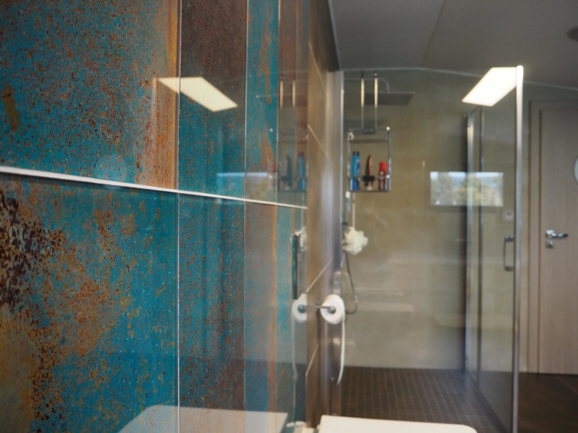 Realizace moderní koupelny v paneláku v Mostě – sprchový kout