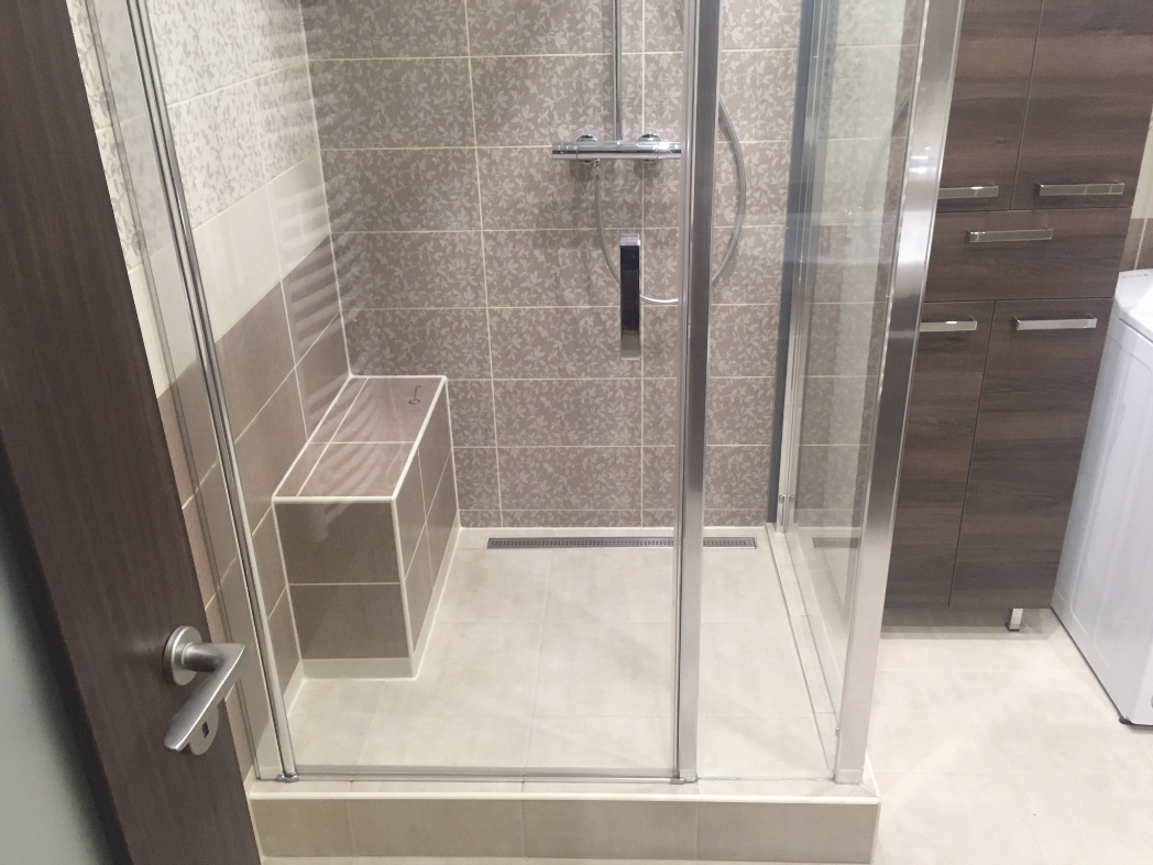 Koupelna se sedátkem – sprchový kout