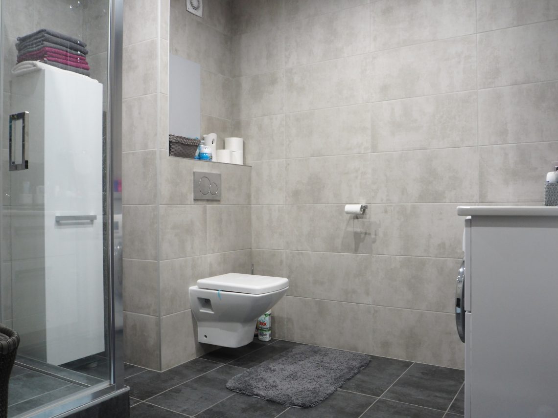 Realizace koupelny se závěsným WC a sprchovým koutem v paneláku
