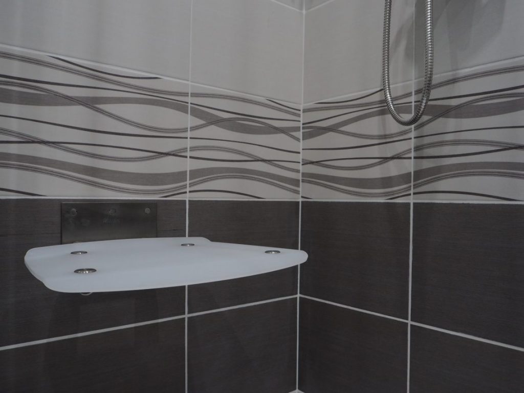 Velká koupelna se sprchovým koutem a vanou kuchyně inspirace