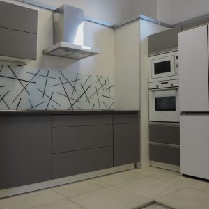 Kuchyně do panelákového bytu – šedý mat