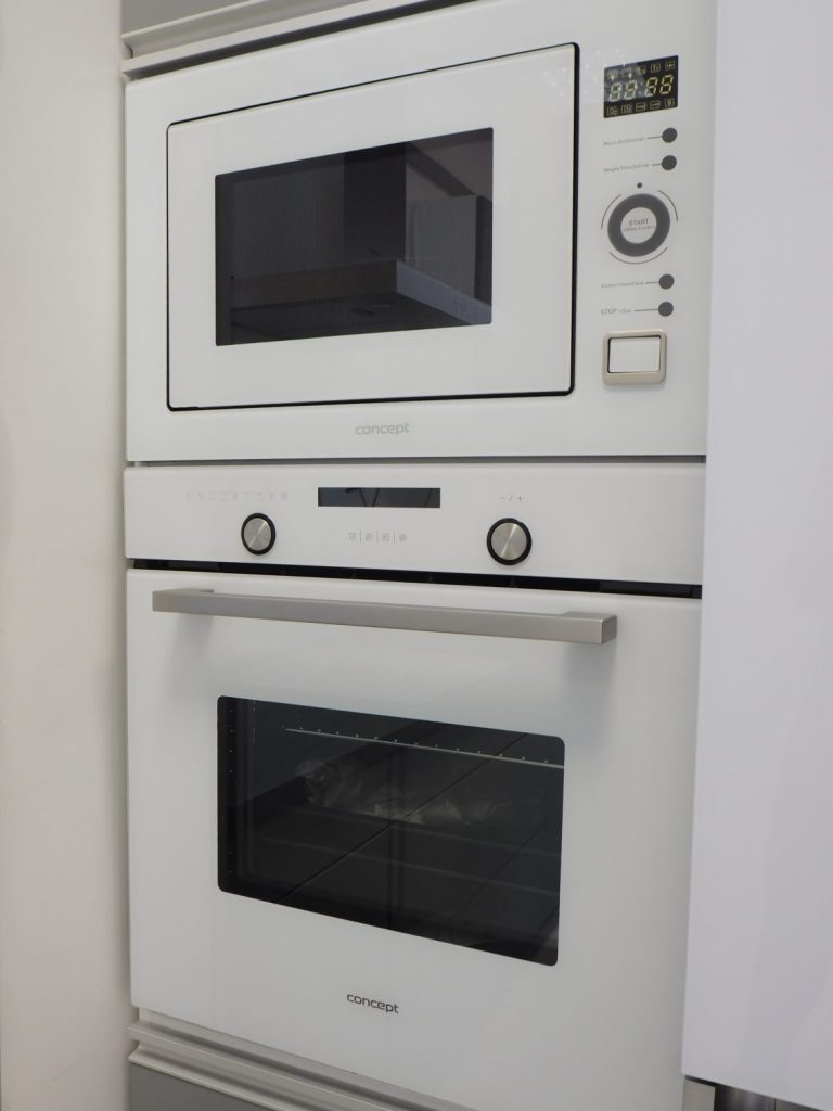 Kuchyně do panelákového bytu – šedý mat