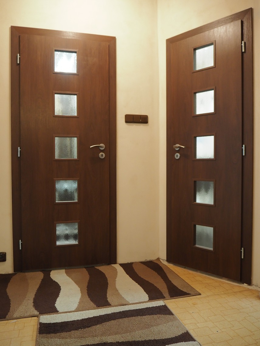 Malá hnědá koupelna do panelákového bytu se sprchovým koutem Hnědé interiérové otočné dveře (Litvínov)