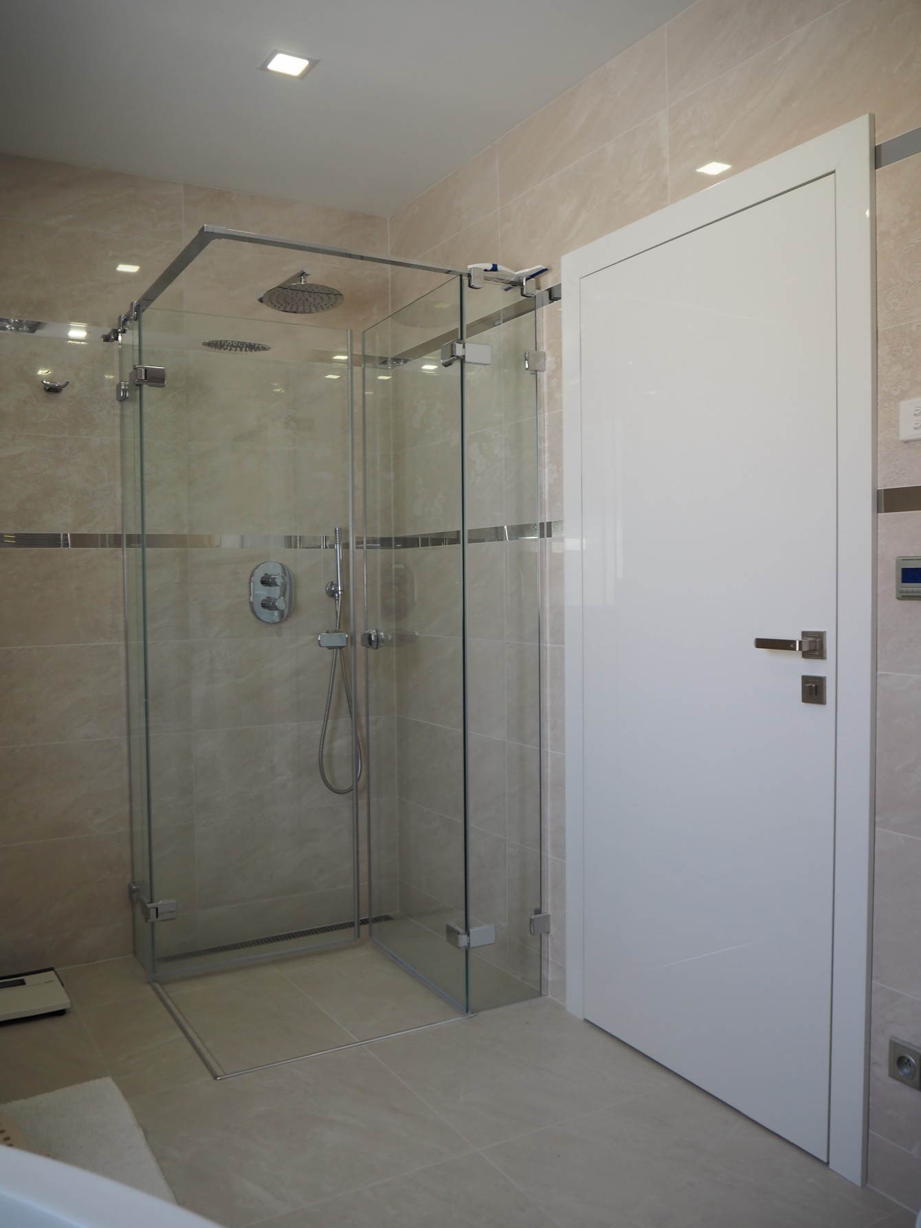 Elegantní koupelna v rodinném domě – Bílé interiérové dveře v elegantní luxusní koupelně v rodinném domě (Most)