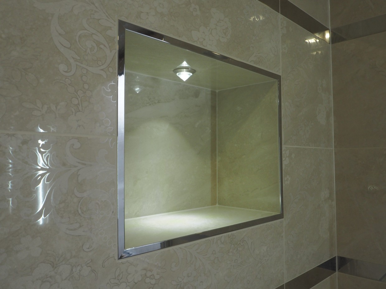 Rekonstrukce elegantní koupelny v rodinném domě v Mostě – zrcadlo