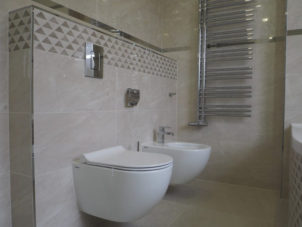Rekonstrukce elegantní koupelny v rodinném domě v Mostě – závěsné wc