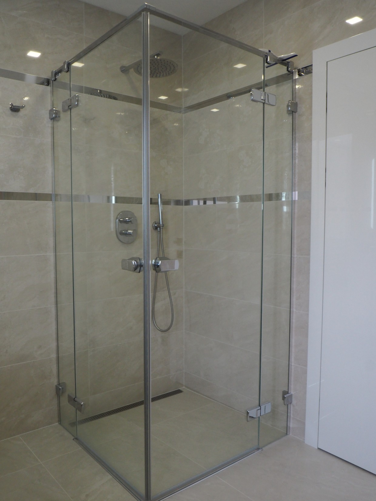 Rekonstrukce elegantní koupelny v rodinném domě v Mostě – sprchový kout