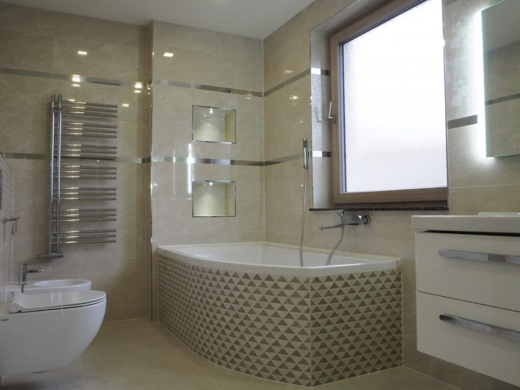 Rekonstrukce elegantní koupelny v rodinném domě v Mostě – vana