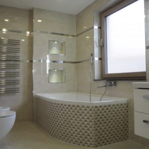 Rekonstrukce elegantní koupelny v rodinném domě v Mostě – vana