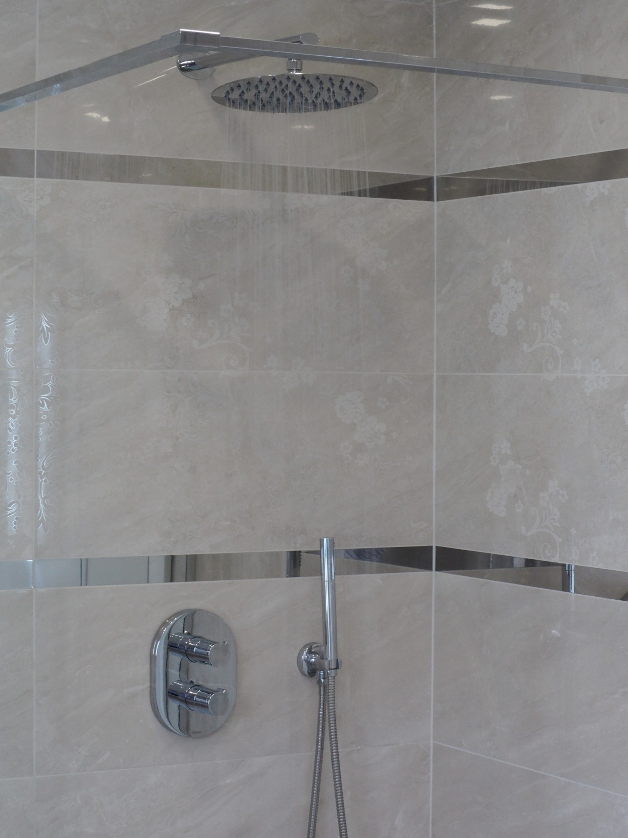 Rekonstrukce elegantní koupelny v rodinném domě v Mostě – sprchový kout