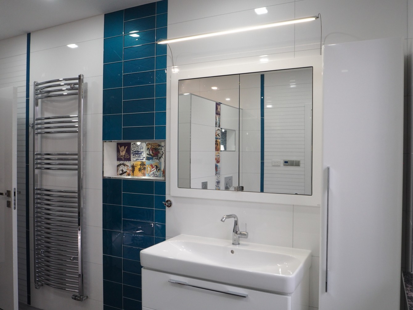 Umyvadlo a zrcadlo, Netradiční koupelna s luxusními vychytávkami v rodinném domě v Mostě