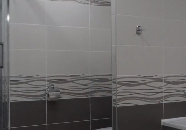 Malé koupelny v panelákovém bytu na videu