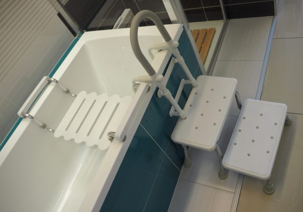 koupelna pro invalidy – vana s příslušenstvím pro invalidy
