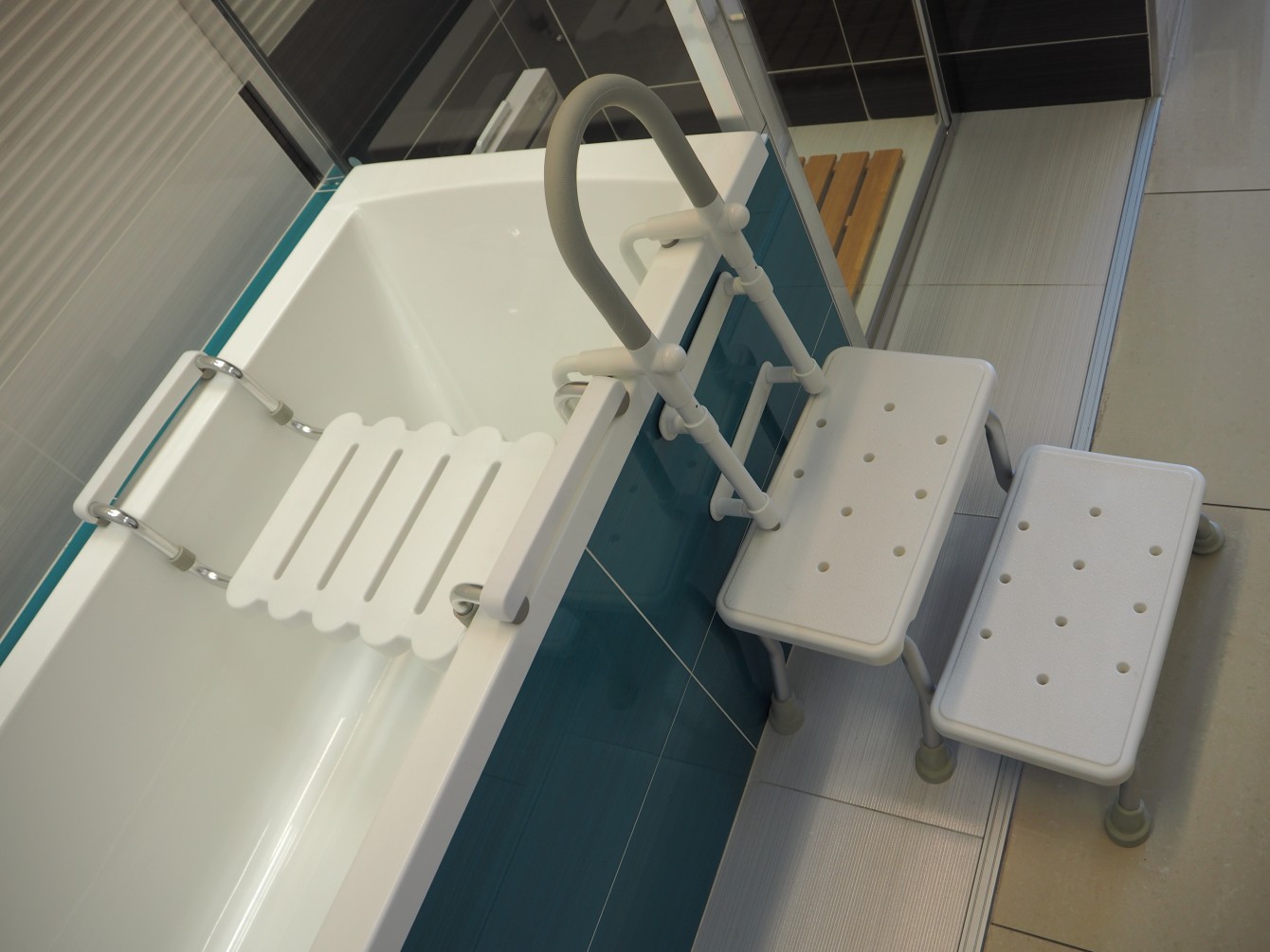 koupelna pro invalidy – vana s příslušenstvím pro invalidy