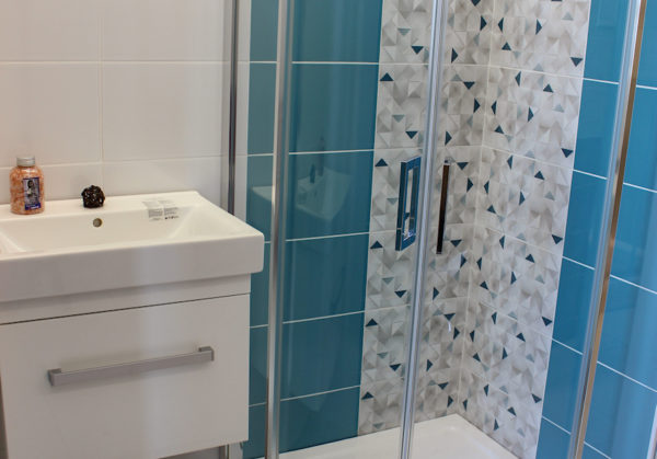 sprchový kout s umyvadlem levné koupelny