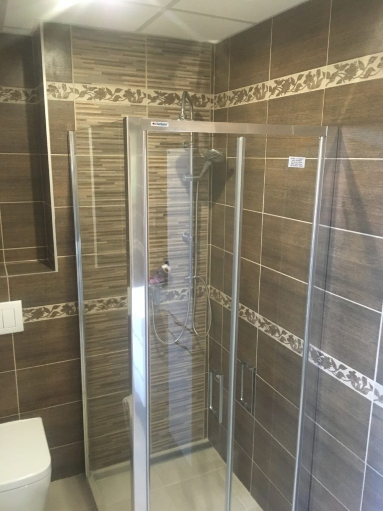 Malá koupelna se sprchovým koutem v panelákovém bytě - sprchový kout