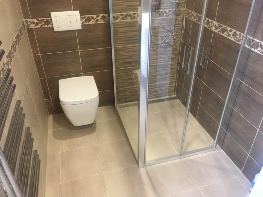 Malá koupelna se sprchovým koutem v panelákovém bytě - prostorný sprchový kout a WC