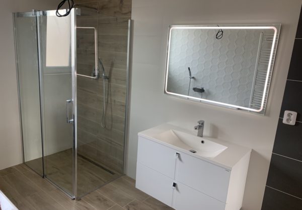 Černobílá moderní koupelna – umyvadlo se skříňkou, zrcadlo, sprchový kout