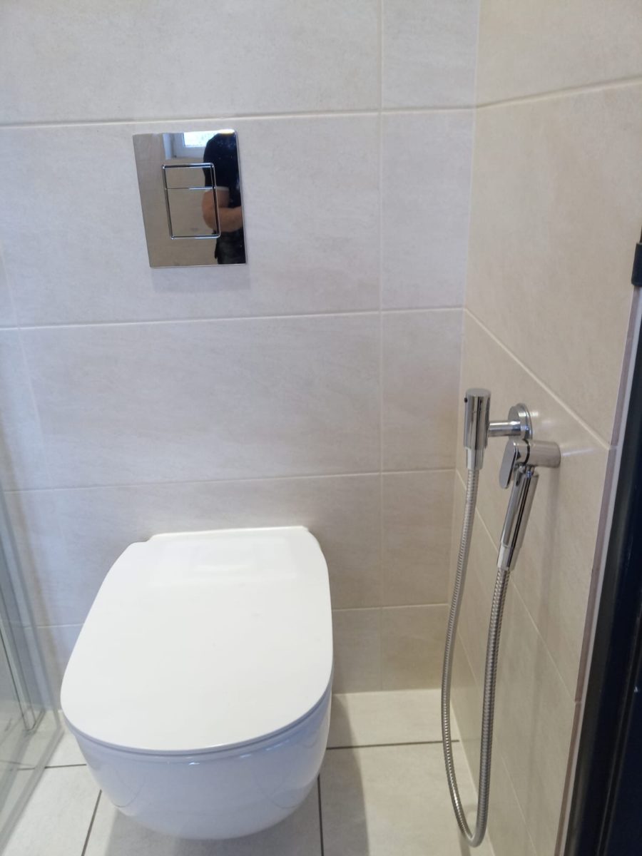 Koupelna Litvínov – Krásná koupelna se zlamovacími dveřmi u sprchového koutu