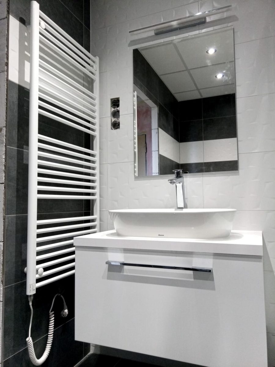 Koupelny inspirace – Rekonstrukce koupelny v kombinaci betonu a chromu