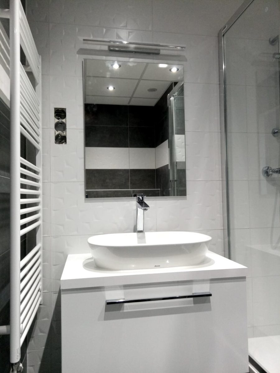 Koupelny inspirace – Rekonstrukce koupelny v kombinaci betonu a chromu