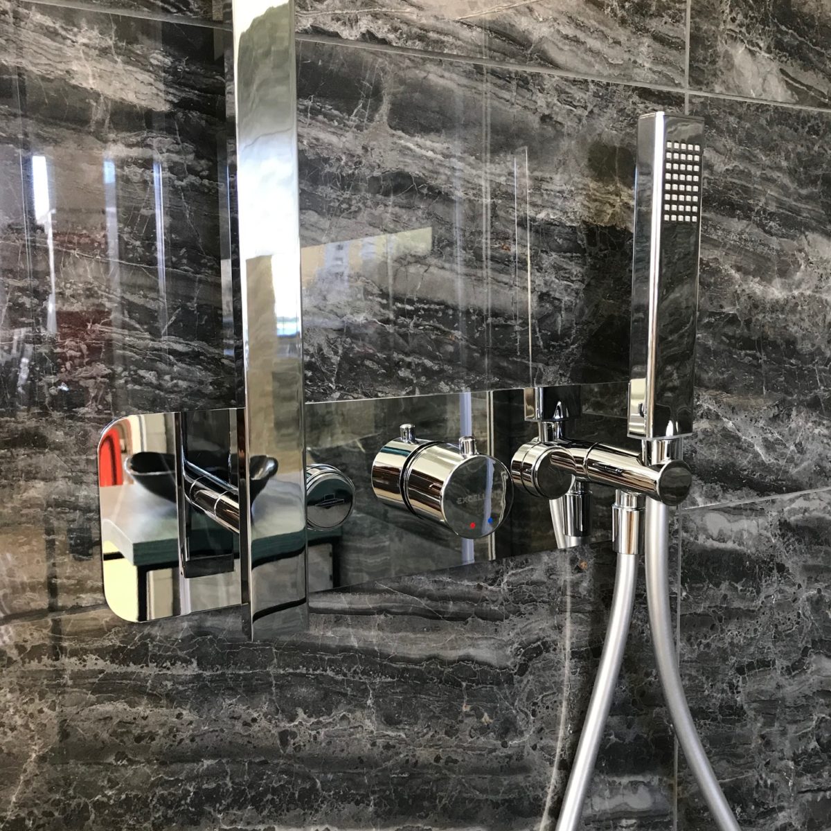 Inspirace koupelny – mramorová koupelna s umyvadlem na desku