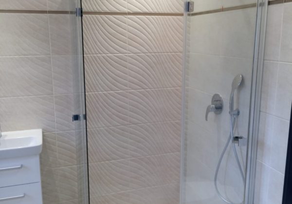 Koupelna Litvínov – Krásná koupelna se zlamovacími dveřmi u sprchového koutu