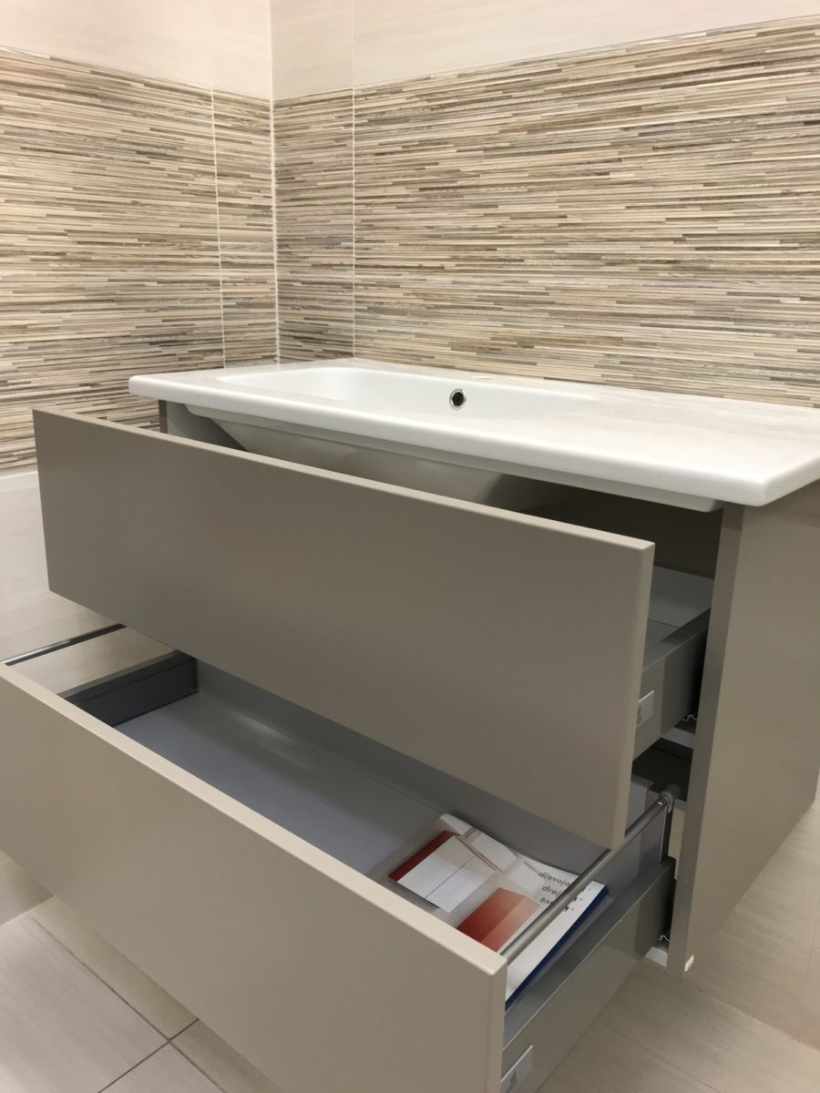 skříňka pod umyvadlo s bezúchytkovým systémem – koupelnový nábytek