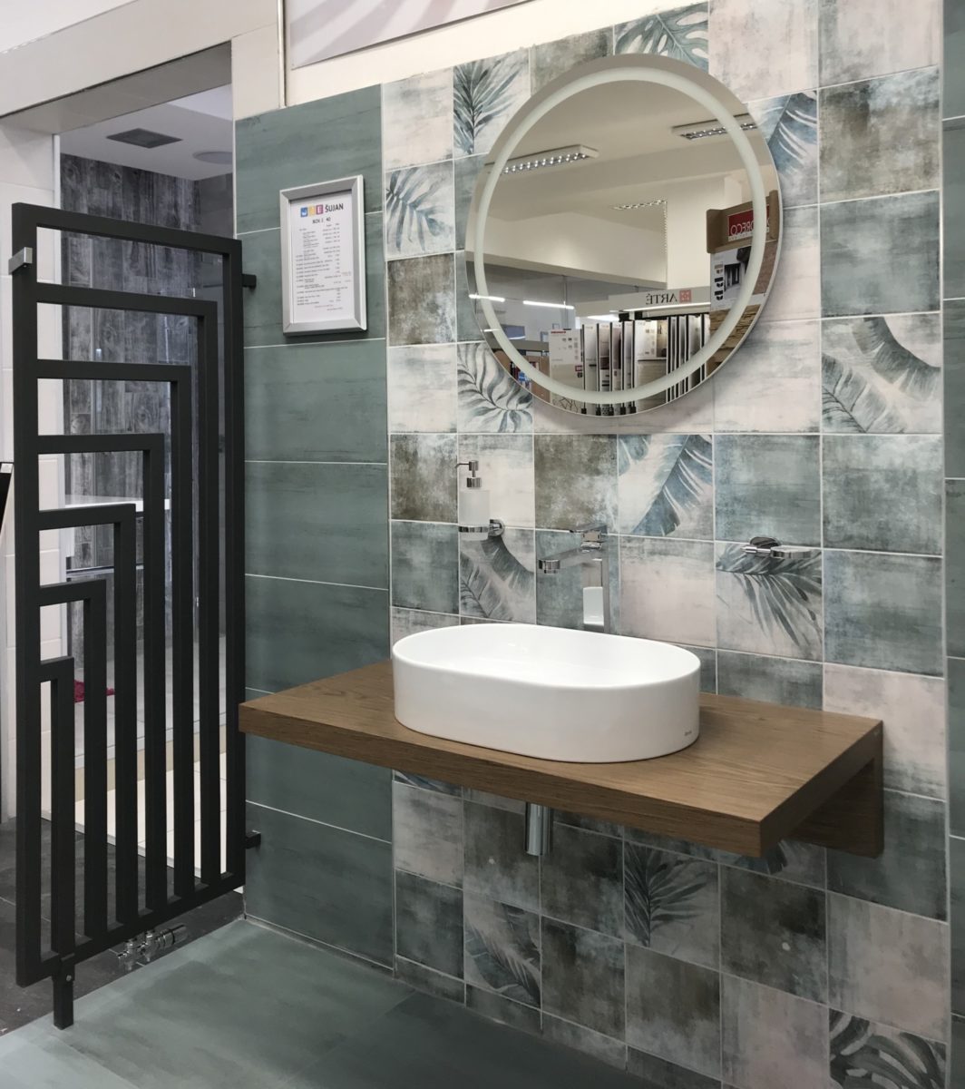 Koupelny inspirace – kulaté osvětlené zrcadlo a designový otopný žebřík