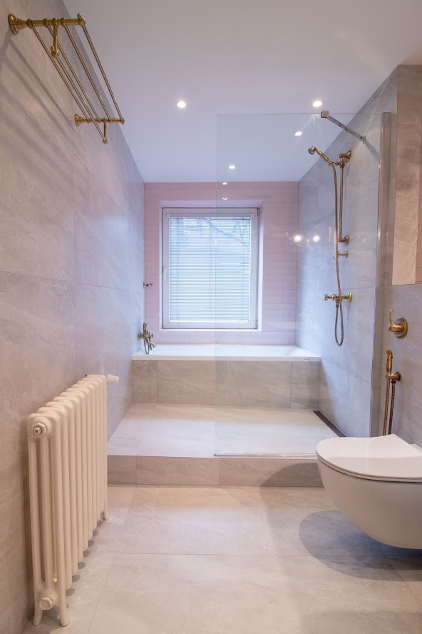 inspirace luxusní koupelna s bronzovými prvky