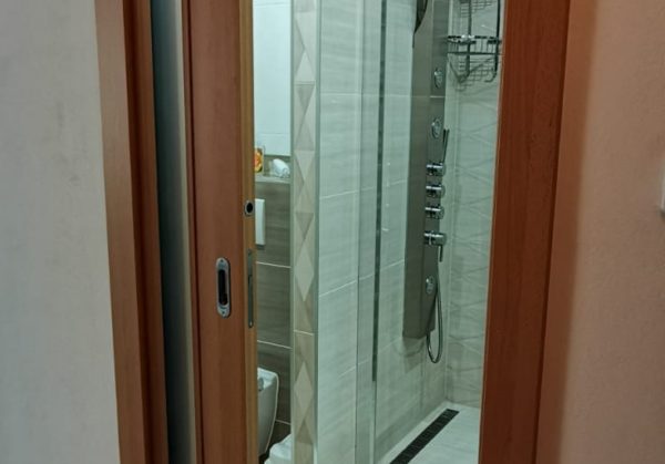 malá světlá koupelna v paneláku s velkým sprchovým koutem s krémovými barvami