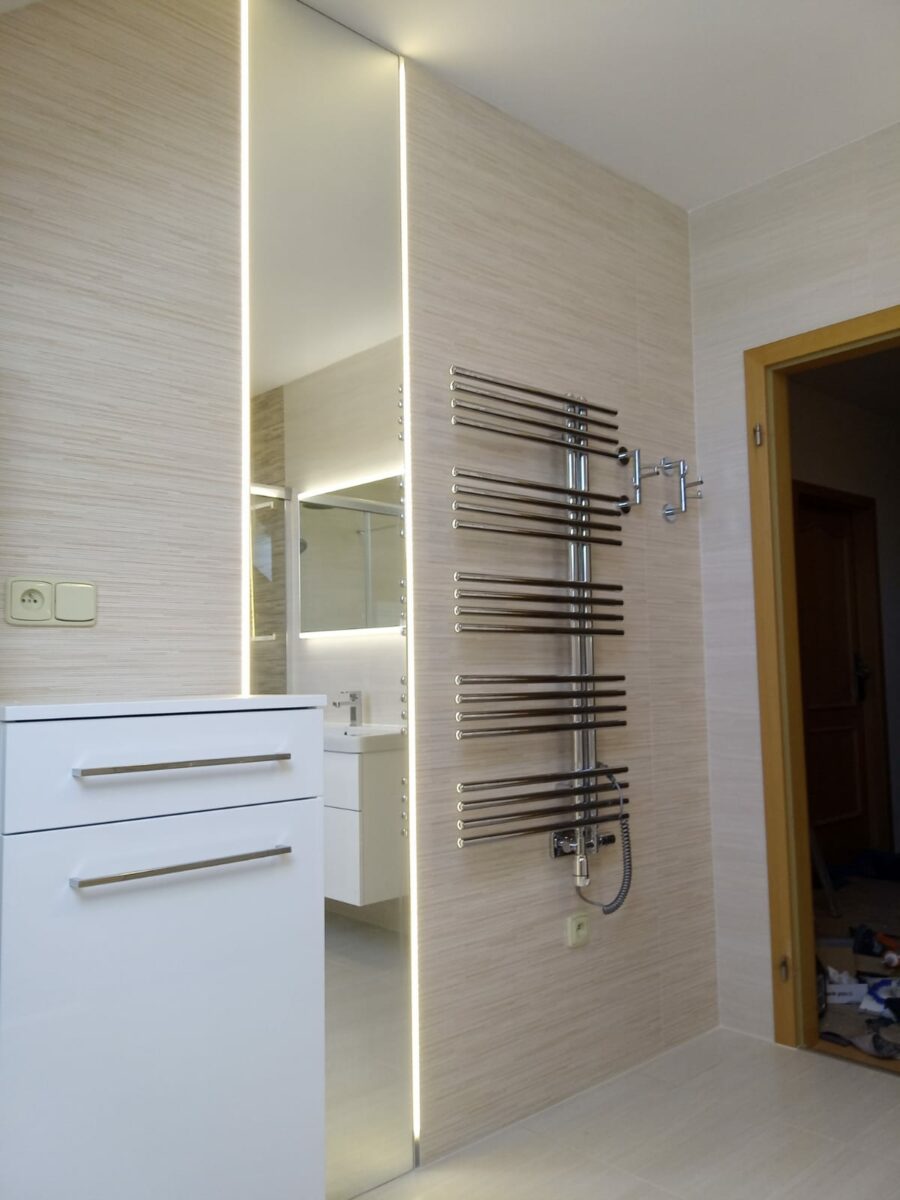 Koupelny Chomutov: rekonstrukce koupelny se sprchovým koutem s oblázkovou mozaikou