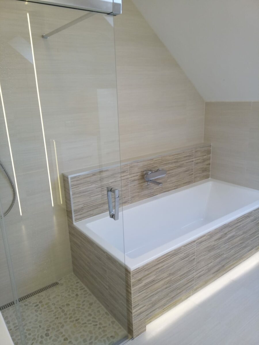 Koupelny Chomutov: rekonstrukce koupelny se sprchovým koutem s oblázkovou mozaikou