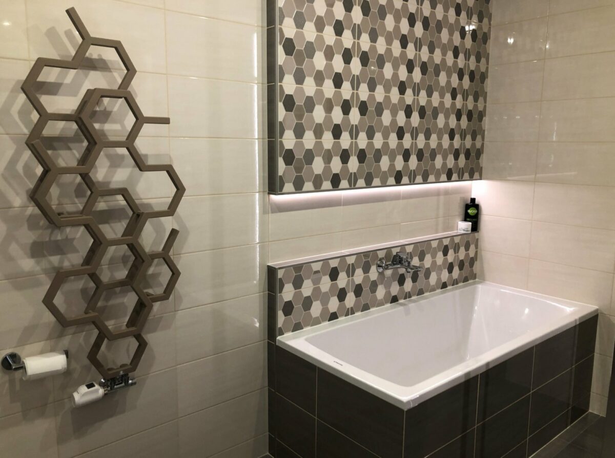 Koupelna v rodinném domě s obklady s dekorem hexagonů