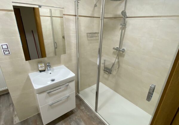 Koupelna s krémovými obklady a hnědou listelou (Žatec)