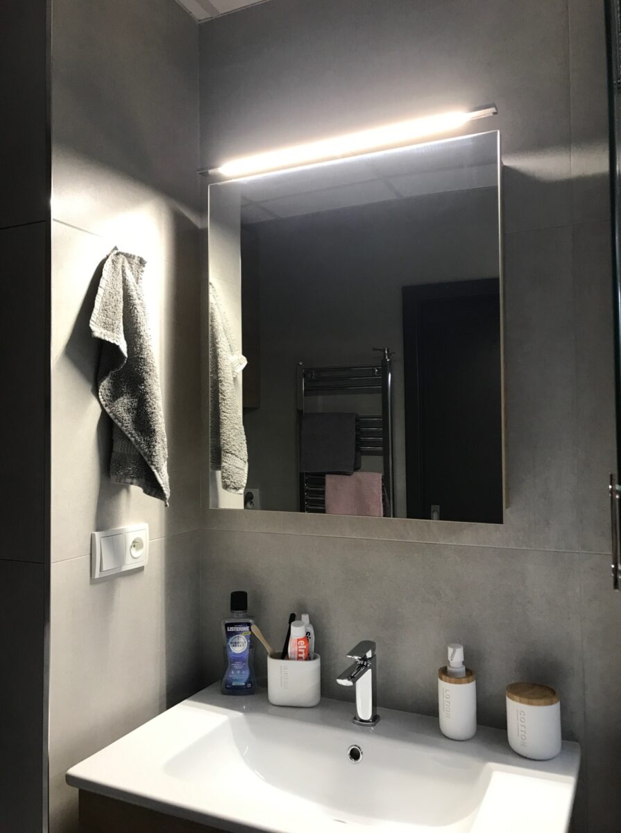 Malá koupelna s vanou v panelákovém bytě (Chomutov)