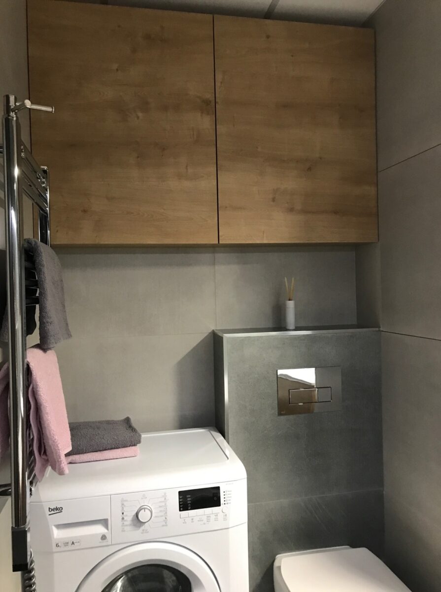 Malá koupelna s vanou v panelákovém bytě (Chomutov)