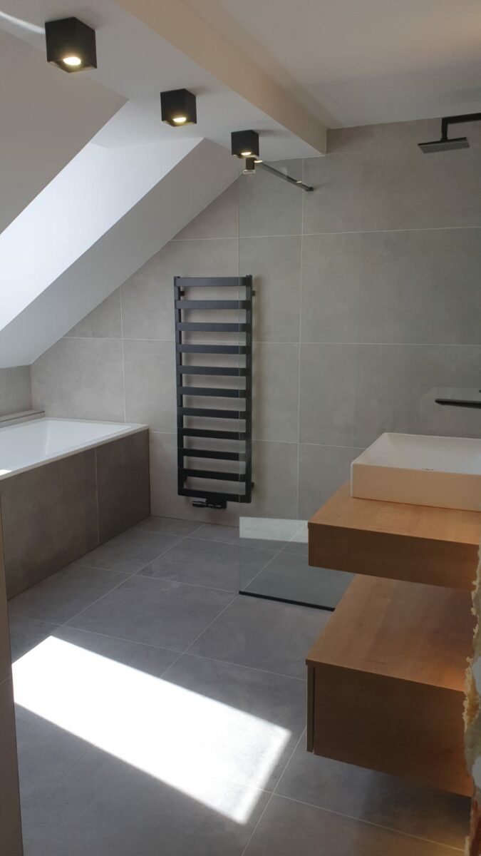 Koupelna s velkoformátovou dlažbou se sprchovým koutem (Louny)