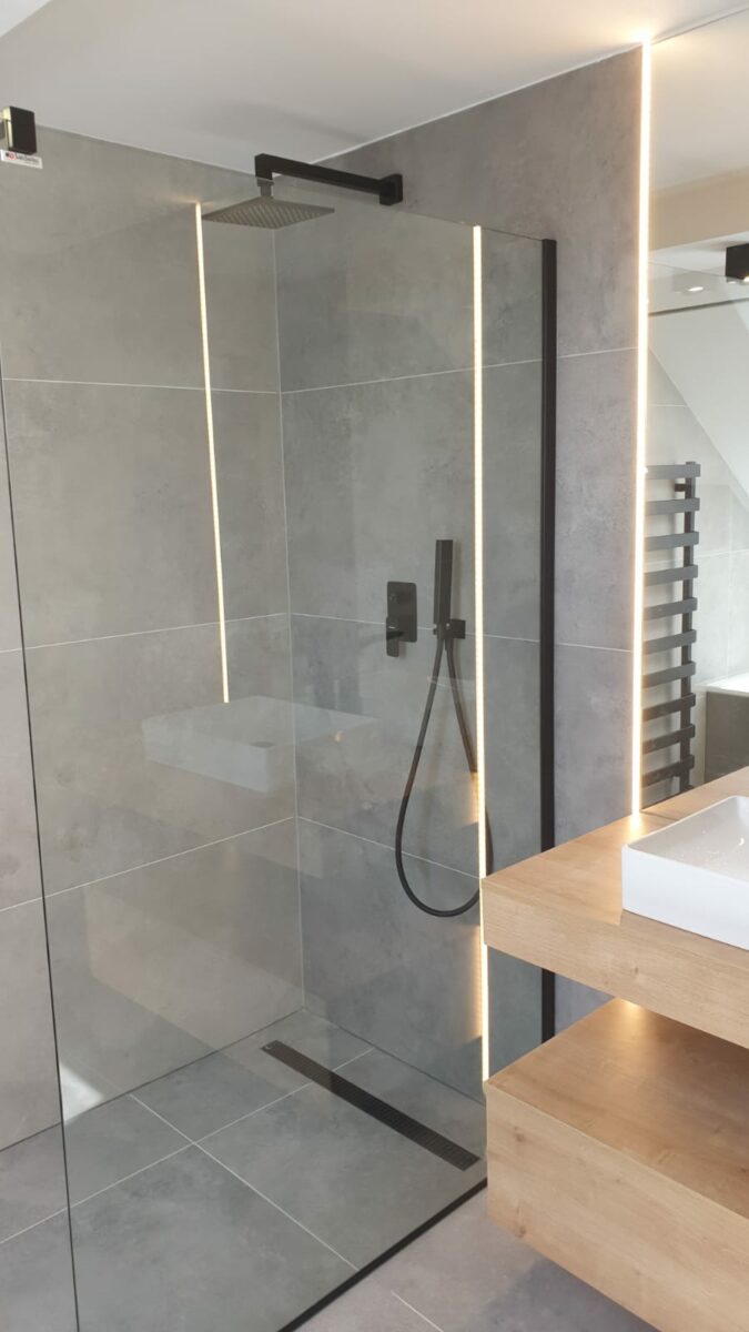 Koupelna s velkoformátovou dlažbou se sprchovým koutem (Louny)