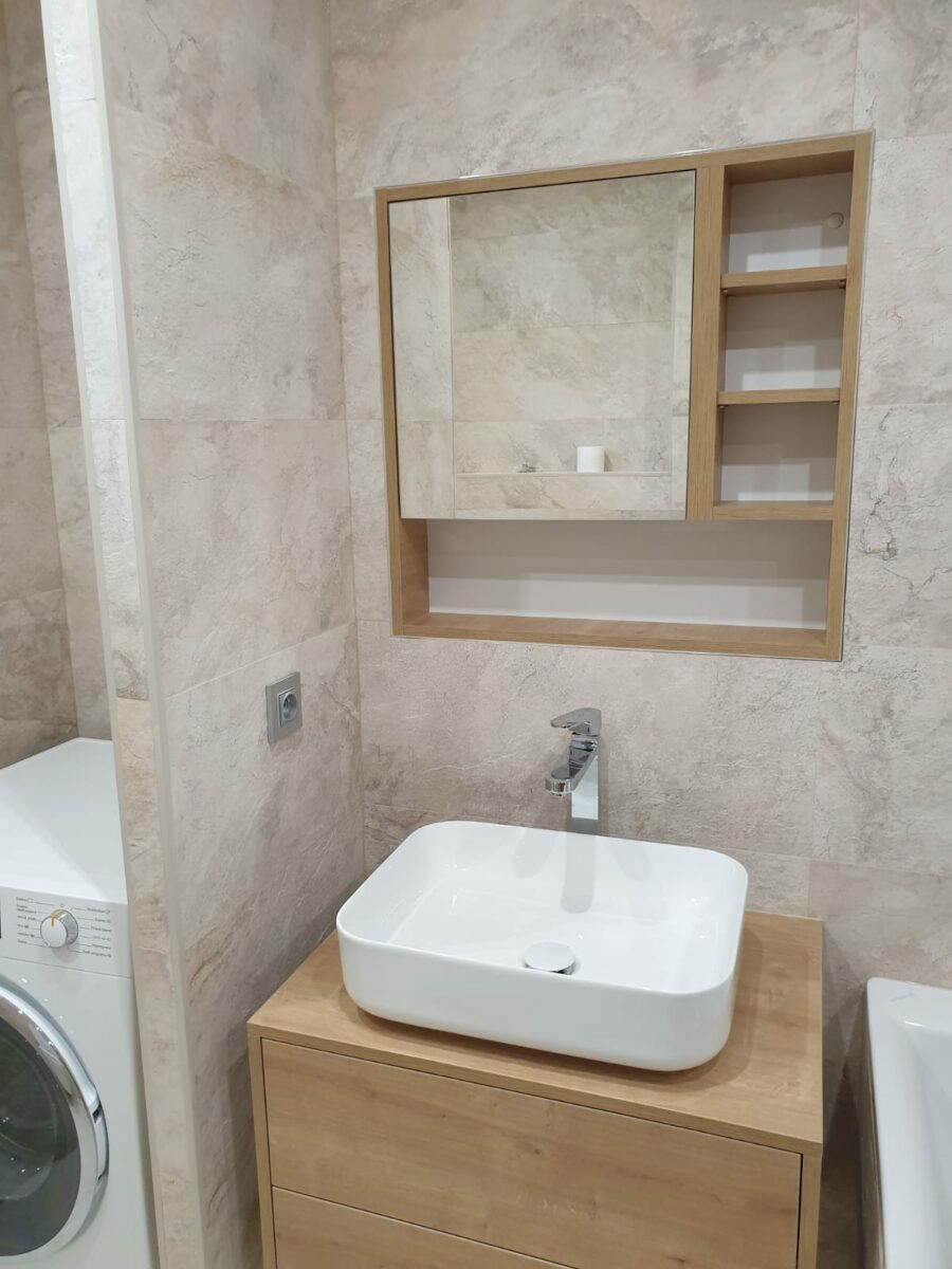 Koupelna v RD s krémovým obkladem se třpytkami - krásná skříňka nad umyvadlem