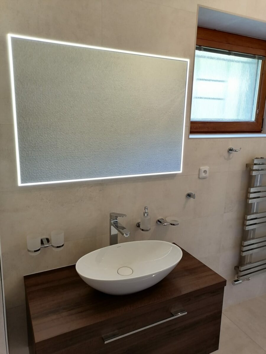inspirace koupelny – světlá koupelna s dekorem dřeva