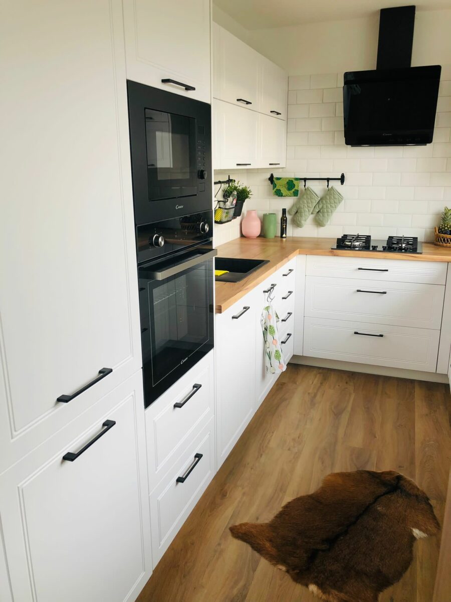 Luxusní černobílá kuchyně s dekorem dřeva