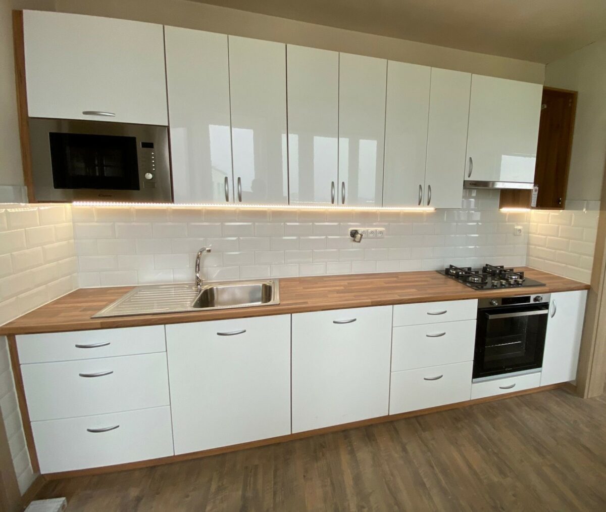 Bílá kuchyně v přírodním stylu s dřevěnými prvky (Chomutov)